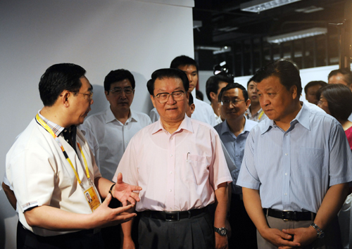 7月10日,中共中央政治局常委李长春来到北京奥运会主新闻中心视察。 新华社记者凡军摄