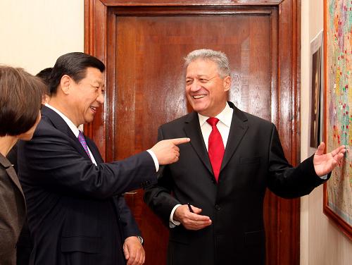 10月14日,正在保加利亚进行正式访问的国家副主席习近平在保加利亚总统府与副总统马林举行了会谈。这是会谈前,马林副总统向习近平副主席介绍保加利亚概况。新华社记者 兰红光 摄