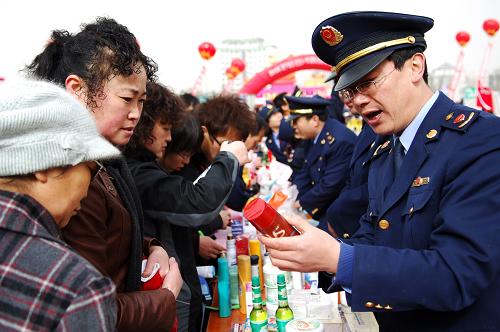 3月14日,一名工商人员在教授市民识别假冒劣质洗发水的方法。当日,青海省工商、消协、质监等部门在西宁市举行纪念“3·15”国际消费者权益日宣传咨询服务活动,迎接即将到来的以“消费与服务”为主题的“3·15”国际消费者权益日。新华社记者 张宏祥 摄