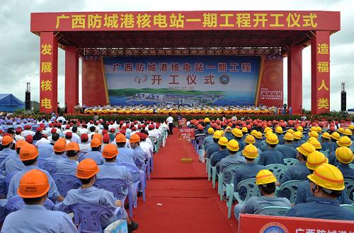 图为广西防城港核电站一期工程开工仪式现场(7月30日摄)。7月30日,中国西部大开发23项重点工程之一、少数民族地区首个核电站——广西防城港核电站一期工程正式开工。广西防城港核电站位于广西壮族自治区防城港市港口区光坡镇。项目规划建设6台百万千瓦级核电机组,一次规划、分期建设;其中,一期工程采用自主品牌中国改进型压水堆核电技术CPR1000,建设两台单机容量为108万千瓦的核电机组,工程总投资约260亿元,设备国产化比例将达到87%。一期工程单机组建设工期为56个月,首台机组预计于2015年建成投入商业运行。新华社记者 周华 摄