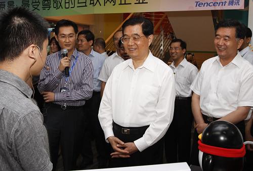这是9月5日,胡锦涛在腾讯计算机系统有限公司殷切勉励年轻员工,充分发挥聪明才智,坚持自主创新,为壮大民族互联网产业贡献力量。新华社记者李学仁摄