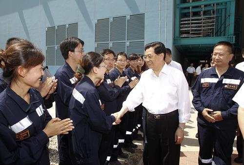 这是9月5日,胡锦涛考察中国广东核电集团有限公司大亚湾核电基地时同企业员工亲切握手。新华社记者李学仁摄