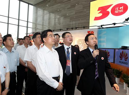 这是9月5日,胡锦涛在参观深圳市科技企业和先进技术研究院科研成果展示。新华社记者鞠鹏摄