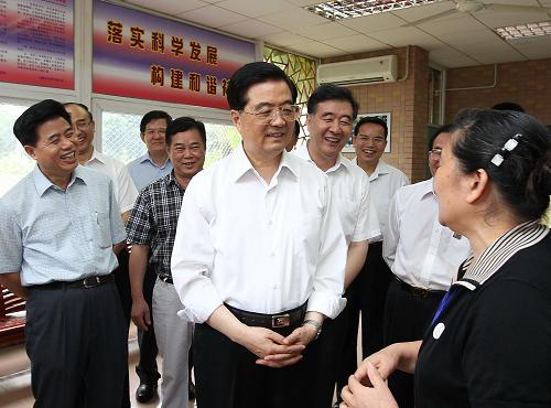 这是9月5日,胡锦涛在罗湖区南湖街道渔民村考察时同社区居民亲切交谈。新华社记者鞠鹏摄