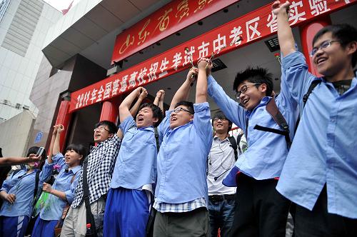 6月9日,考生在考场外庆祝高考顺利结束。当日,山东省2011年高考结束。今年山东省参加高考人数为588569人,相对于2010年的65.6万人下降了6.7万人,高考人数再创新低。从2008年以来,山东省已经是第三次高考人数下降,适龄人口总数下降是参加高考人数逐渐下降的主因。新华社记者 朱峥 摄