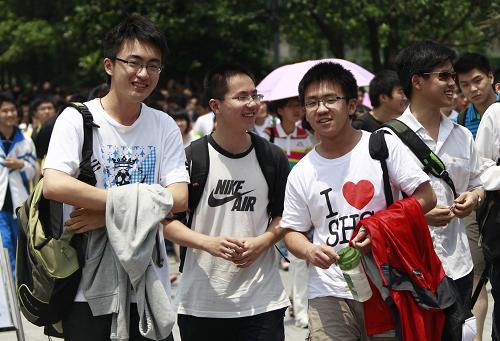 6月9日,几名考生正轻松地走出位于上海市徐汇区的一处高考考场。当日,近6.1万名上海考生结束了2011年上海市普通高校招生统一文化考试最后一门“加一”科目的考试,顺利走出考场。高考阅卷工作将于6月10日在市内5所高校内全面启动,预计6月下旬结束。6月26日晚8点后,将公布一本、二本的最低录取资格线,考生也可查询各科成绩。新华社记者 裴鑫 摄