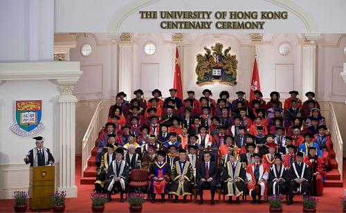 8月18日,香港大学校长徐立之(左一)在庆典上致辞。当日,香港大学举行百周年校庆庆典。香港大学于1911年创校,是香港历史最悠久的大学。港大以“明德格物”为校训,目前已发展成为一所世界级学府。根据泰晤士高等教育2010年9月公布的2010/2011年度世界大学排名,香港大学于全球最优秀学府中排名第21位,位居亚洲首位。新华社记者 陈铎 摄