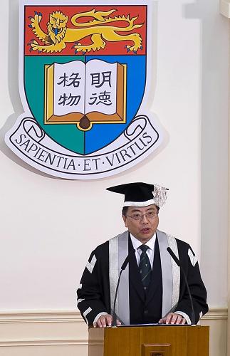 8月18日,香港大学校长徐立之在庆典上致辞。新华社记者 陈铎 摄