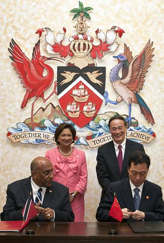 9月12日,在特立尼达和多巴哥首都西班牙港的总理府,特立尼达和多巴哥总理比塞萨尔(后左)与中国国务院副总理王岐山(后右)出席签字仪式。新华社记者 施思思 摄