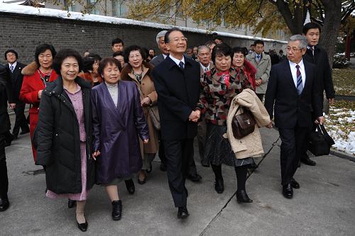 会见后,温家宝同日本遗孤感恩访华团成员一道参观周恩来总理曾生活和工作过的中南海西花厅。新华社记者 樊如钧 摄