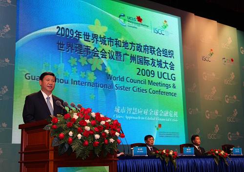 11月13日,中共中央政治局常委、国家副主席习近平在广州出席世界城市和地方政府联合组织世界理事会会议暨广州国际友城大会开幕式并发表重要演讲。新华社记者 兰红光 摄