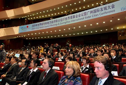 11月13日,中共中央政治局常委、国家副主席习近平在广州出席世界城市和地方政府联合组织世界理事会会议暨广州国际友城大会开幕式并发表重要演讲。这是大会会场。新华社记者 兰红光 摄