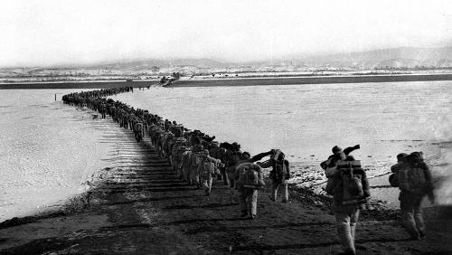 1950年10月19日黄昏,中国人民志愿军雄赳赳、气昂昂跨过鸭绿江,开赴朝鲜战场。抗美援朝战争就此拉开序幕。 在这场异常残酷的战争中,中国人民志愿军谱写了气吞山河的英雄壮歌,创造了人类战争史上以弱胜强的光辉典范。 这是志愿军队伍雄赳赳、气昂昂跨过鸭绿江。 新华社发(资料照片)