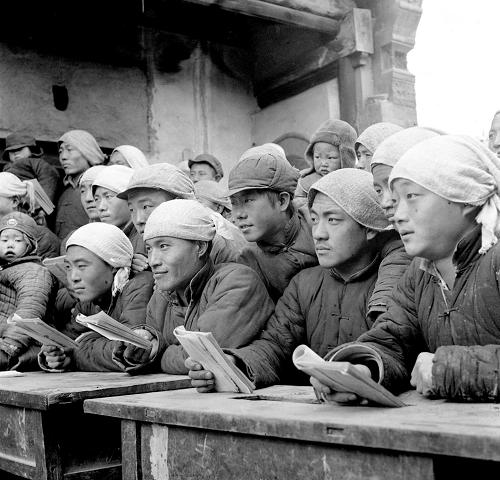 1951年,河北定县翟城村开展冬学。图为参加冬学的学员们在上课。 新华社记者 曹兴华 摄(资料照片)