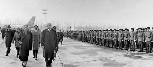 1972年1月31日,巴基斯坦伊斯兰共和国总统佐勒菲卡尔·阿里·布托,应我国政府邀请前来进行国事访问,乘专机到达北京。这是布托在周恩来的陪同下检阅仪仗队(资料照片)。 新华社发