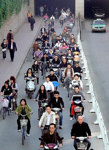 9月22日,许多市民骑自行车和步行出行。当日是第3个“中国城市无车日”,今年“无车日”的主题是“健康环保的步行和自行车交通”。许多郑州市民放弃驾车一天,选择步行或者骑自行车出行,在给空气和交通“减负”的同时,也让自己体验到了运动带来的健康与快乐。新华社记者 王颂 摄