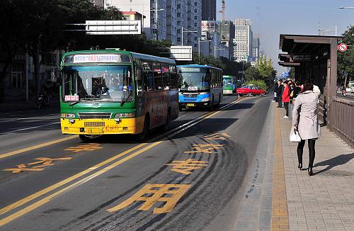 9月22日,市民在公交车站等候公交车。当日是第3个“中国城市无车日”,今年“无车日”的主题是“健康环保的步行和自行车交通”。许多太原市民放弃驾车一天,选择步行或者骑自行车出行。为应对“无车日”出现的客流高峰,太原公交部门采取了增加车辆、增开车次、适度提速等措施方便市民出行。新华社发(詹彦 摄)