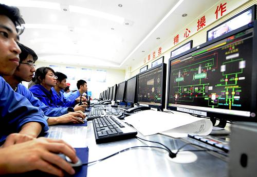 9月22日,华能长春生物质热电厂工作人员正对1号机组进行操作。近日,华能长春生物质热电厂新建工程1号机组通过试运行,正式投产发电。该机组农作物秸秆年处理能力20余万吨,将实现年产值1.08亿元人民币,并为当地农民提供200多个就业岗位。华能长春生物质热电厂位于长春市双阳区,是中国华能集团首个生物质发电示范工程。该工程主要利用农作物秸秆作为发电燃料,仅秸秆收购一项,每年就可为当地农民带来近5000万元人民币的收入。新华社记者 王昊飞 摄
