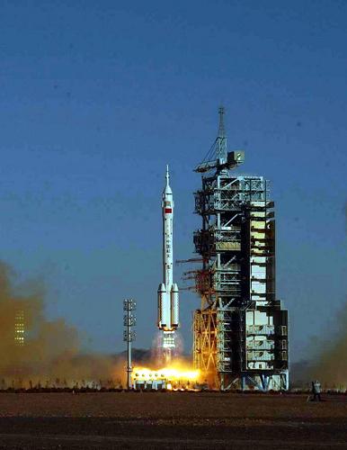 2005年10月12日,搭载航天员费俊龙、聂海胜的神舟六号载人飞船顺利升空。15日16时28分,胡锦涛与两位航天员通话,对他们的出色表现给予高度评价,并亲切说道:“祖国和人民为你们感到骄傲。” 这是2003年10月15日,搭载着航天员杨利伟的我国第一艘载人飞船神舟五号成功发射,中国由此成为继俄罗斯和美国之后世界上第三个能够独立开展载人航天活动的国家。 新华社发
