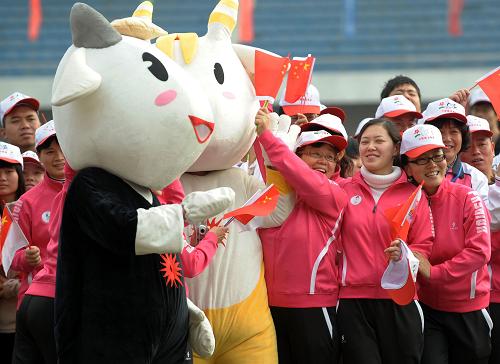 1月16日,参加亚运会倒计时300天庆祝活动的广州市民与亚运会吉祥物在一起。1月16日是广州亚运会倒计时300天。广州在黄埔体育中心举办“迎亚运 创文明 贺新春”大型群众性庆祝活动,通过人民群众的广泛参与传递“快乐亚运”的理念。新华社记者 刘大伟摄