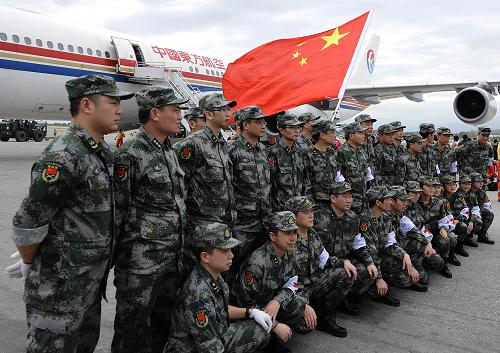 1月25日,中国医疗防疫救护队成员在抵达海地首都太子港后在机场合影。搭载中国医疗防疫救护队的东方航空公司MU299次包机于当地时间25日14点35分抵达海地太子港机场。随机抵达的还有增援中国赴海地维和警察防暴队的4名队员,及我国赴海地撤侨工作组23人。此次包机是北京时间24日17时50分从北京首都机场起飞的,先后经停加拿大温哥华和牙买加金斯顿,历经33小时,累计航程超过15000公里。按计划,先期抵达海地并圆满完成救援任务的中国国际救援队50人,外交部、公安部赴海地工作组以及我国在海地的48名公民将搭乘这架大型客机返回祖国。新华社记者 吴晓凌 摄