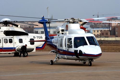 1月31日,S76C+中型救助直升机(右)和EC225大型救助直升机降落在青岛某机场。新华社记者 李紫恒 摄