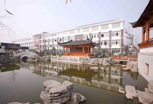 学校主教学楼前的“琴川园”一角(1月31日摄)。由江苏省常熟市援建的绵竹市土门中学已于去年交付使用,这里不仅拥有宽敞明亮的教室、标准的操场、新颖的学生宿舍与功能齐全的食堂等设施,校园内还修建了一座苏州园林建筑群,把苏州园林“搬进”了校园。为实施精品工程、特色工程,苏州援建总指挥部在灾区援建规划时充分考虑将苏州元素融入其中。建成的校园苏州园林取名为“琴川园”,占地1692平方米,内设亭、台、轩、榭、池,漫步其间,小桥流水、花木点缀、令人心旷神怡。新华社记者 陈建力 摄