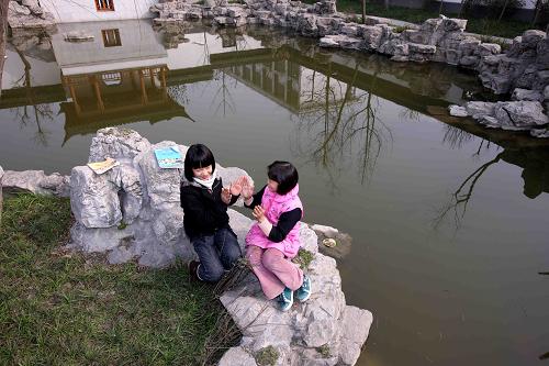 两位学生在“琴川园”内玩耍(1月31日摄)。新华社记者 陈建力 摄