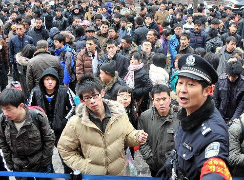 2月10日,在太原市建南汽车站,一位工作人员在疏导旅客。新华社记者 武敌 摄