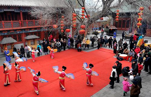 2月15日,演员们在郑州春节文化庙会上表演舞蹈。春节期间,郑州城隍庙举办了以民俗表演、民间工艺品展示为主要内容的春节文化庙会,游客和市民在观赏传统“绝活儿”、选购民间“玩意儿”的同时增长民俗文化知识。新华社记者 王颂 摄