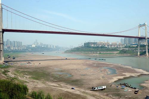 这是重庆鹅公岩长江大桥下大面积裸露的河床(3月26日摄)。新华社记者 周衡义 摄