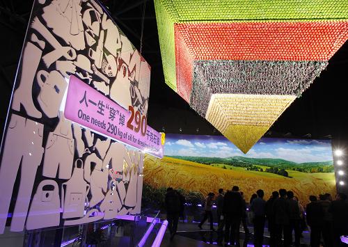 这是观众正在石油馆预展区内参观,该展区生动讲述了石油与人们日常生活的关系(4月15日摄)。新华社记者 裴鑫 摄