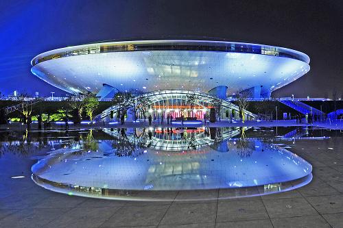 4月24日拍摄的世博园世博文化中心夜景。当日,世博园试运行时间延迟到晚上12点。夜幕降临后,园区内各场馆纷纷亮灯调试,将世博园区映照得流光溢彩。新华社发(郭长耀 摄)
