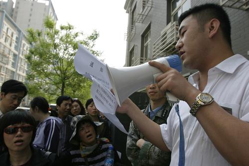 5月4日,工作人员向北京市民解释有关“经转商”的政策规定。“五一”节后上班第一天,一大早,北京市朝阳区房屋权属登记中心门前就排起了长队,大批北京市民等待办理经济适用房转商品房的手续。住房城乡建设部4月26日对外公布《关于加强经济适用住房管理有关问题的通知》,针对部分地方经济适用住房存在的准入退出管理机制不完善、日常监管和服务不到位等问题,做出了有关规定,经济适用住房购房人在取得完全产权以前,只能用于自住,不得出售、出租、闲置、出借,也不得擅自改变住房用途。许多经适房购房人纷纷加紧办理经济适用房转商品房的手续。新华社发