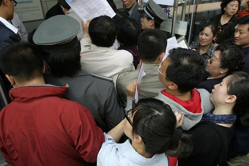 5月4日,大批北京市民在朝阳区房屋权属登记中心门前排队等候办理“经转商”手续。新华社发