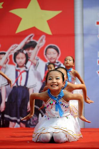 6月1日,太原市北张小学的孩子们在表演舞蹈《海鸥飞翔》。新华社记者 詹彦 摄