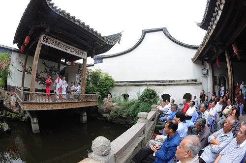 6月12日,福州市民在三坊七巷内的水榭戏台观看闽剧表演。新华社记者 姜克红 摄