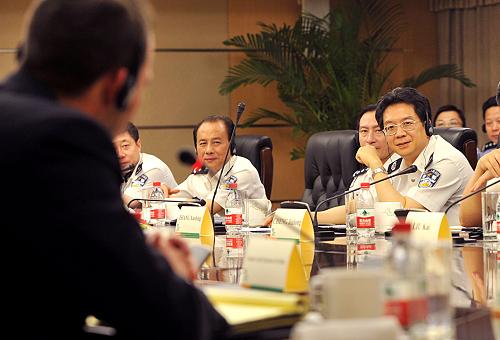 7月8日,上海市市长助理、市公安局局长张学兵(右)在聆听世博会美国馆运营总监的发言。当日,上海市公安局举行世博会境外参展方代表座谈会,通报世博安保工作情况,听取参展方代表意见和建议。来自24个外国参展方馆长及安全官,对上海市公安机关提供的安全保障和服务表示感谢,并对园区安全充满信心,表示将积极主动配合好园区安保部门的工作,共同维护园区安全。新华社记者 凡军 摄