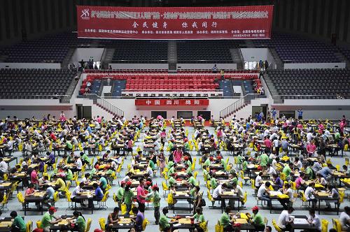 8月8日,“全民健身日”全国棋牌项目万人同赛活动暨四川省“全民健身日”群众体育活动在绵阳市九州体育馆隆重举行。为庆祝第二个全国“全民健身日”,该活动在北京、天津等11个地区的分会场同时开展,参与总人数达到了万人。这是“全民健身日”全国棋牌项目万人同赛活动绵阳分会场全景。新华社记者 李桥桥 摄
