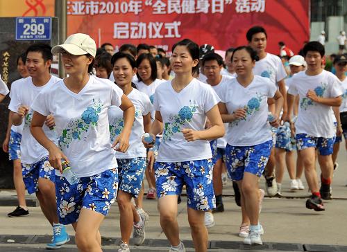 8月8日,政府部门代表队参加千人长跑。当日是第二个全国“全民健身日”,海南省三亚市在三亚美丽之冠文化会展中心举行“全民健身日”活动启动仪式,三亚4000余名市民进行了2公里的长跑。新华社记者 郑玮娜 摄