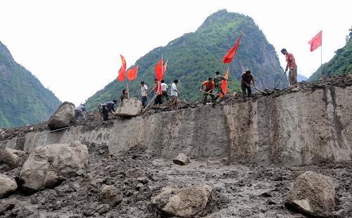8月19日,云南贡山普拉底乡的一些当地群众在泥石流现场参加搜救工作。新华社记者 蔺以光 摄