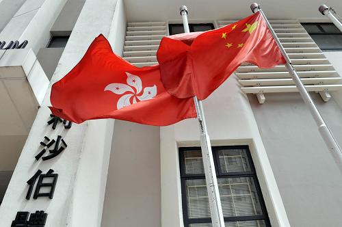 8月24日,在香港伊利沙伯体育馆,香港特区区旗下半旗向菲律宾人质事件遇难者志哀。当日,香港特区政府机构所有特区区旗下半旗,沉痛哀悼23日在菲律宾人质事件中遇难的香港同胞。新华社记者 卢炳辉 摄