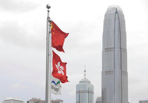 8月24日,在香港金紫荆广场,香港特区区旗下半旗向菲律宾人质事件中遇难者志哀。新华社发 (李秋婵 摄)