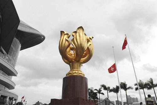 8月24日,在香港金紫荆广场,香港特区区旗下半旗向菲律宾人质事件中遇难者志哀。新华社发(李秋婵 摄)