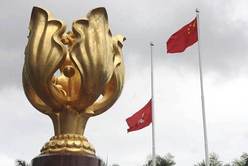 8月24日,在香港金紫荆广场,香港特区区旗下半旗向菲律宾人质事件中遇难者志哀。新华社发 (李秋婵 摄)