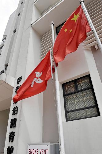 8月24日,在香港伊利沙伯体育馆,香港特区区旗下半旗向菲律宾人质事件中遇难者志哀。新华社记者 卢炳辉 摄