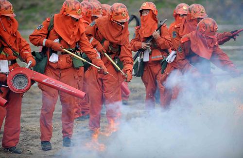 8月29日,武警内蒙古森林总队大兴安岭支队官兵在进行秋季防火作战演练。新华社记者 张领 摄