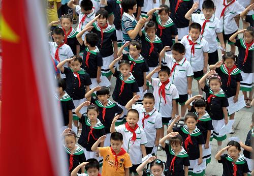 9月1日,安徽合肥市包河区屯溪路小学以“我的梦·中国梦”为主题,组织同学们升国旗,并集体朗诵《少年中国说》,提升学生们的爱国热情,鼓励学生们努力学习、为梦想奋斗。当日,全国中小学新学年开学。新华社记者 郭晨
