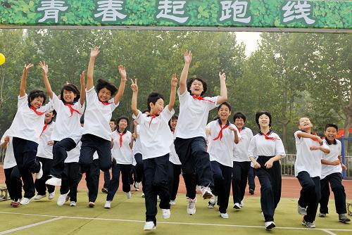 9月1日,济南十二中学初一新生在入学仪式上跨越“青春起跑线”,向童年告别,迎接崭新的中学生活。当日,全国中小学新学年开学。新华社记者 朱峥 摄