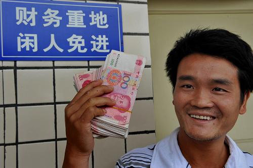 9月1日,在贵州省清镇市温氏畜牧公司肉鸡交易服务中心,清镇市暗流乡养殖户郑云松领取了1.5万元利润款。在当地政府的支持下,贵州清镇温氏畜牧公司以“公司+农户”的合作模式发展肉鸡产业,目前已拥有合作养殖户535户,分布于清镇市的8个乡镇50余个村寨。2009年,公司投放鸡苗465万羽,上市肉鸡442万只,合作农户共获利911.76万元。2010年公司计划投放鸡苗800万羽,上市肉鸡760万只,销售额将过亿元。新华社发(吴东俊 摄)